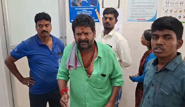 There-are-no-doctors-Actor-Ganja-karuppu-tension-at-government-hospital