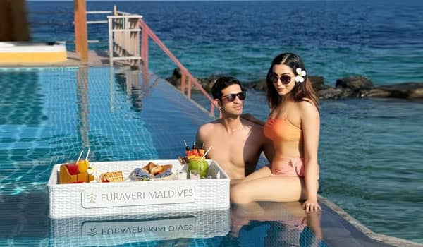Parvathy-Nair-celebrates-honeymoon-in-Maldives