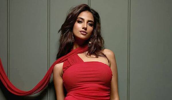 Meenakshi-Chaudhary-is-emotional-about-Dhoni
