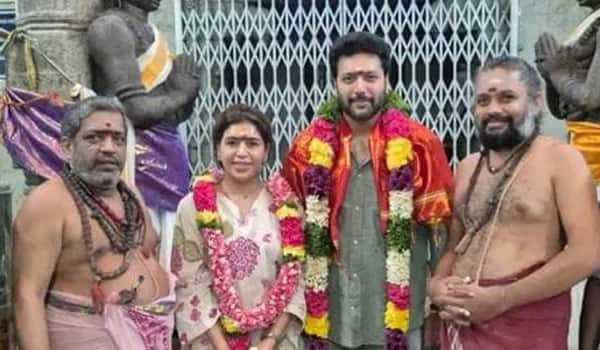 Ravi-Mohan-and-Kenisha-had-darshan-of-Lord-Shiva-at-Kundrakudi-temple