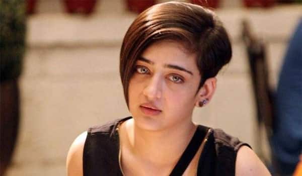 Akshara-Haasan-complains-about-fraud-using-her-name