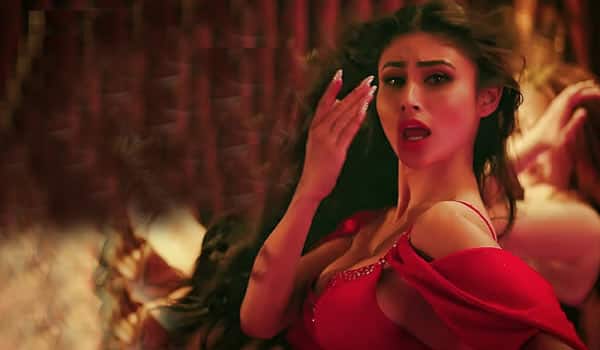 Mouni-Roy-plays-the-sexy-game-with-Chiranjeevi