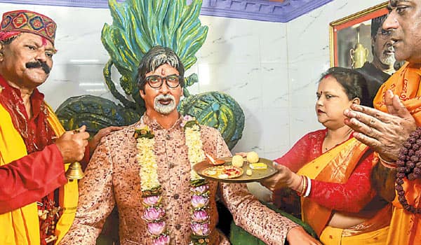 Worshipping-Amitabh-Bachchans-statue-on-Guru-Purnima