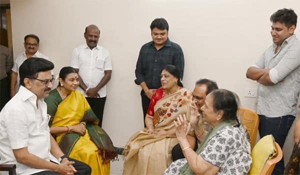 What-could-be-more-proud-than-this-Actress-M.N.-Rajam-Lainchi-regarding-meeting-the-Chief-Minister