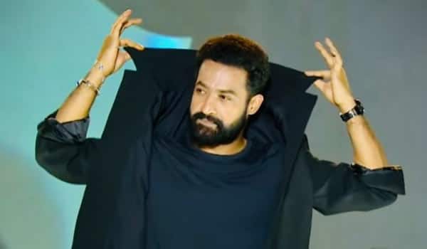 Should-we-leave-the-mic-Junior-NTR-gets-tension-at-War-2-event