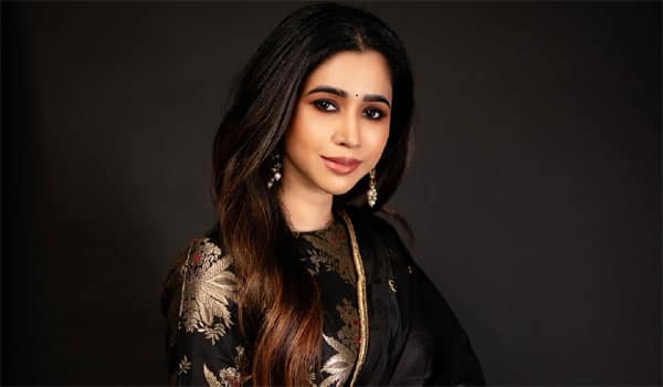 This-is-just-the-beginning-Aarti-Ravi-posts-latest-photos!