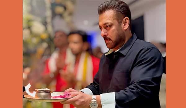 Salman-Khan-celebrates-Ganesh-Chaturthi-with-family