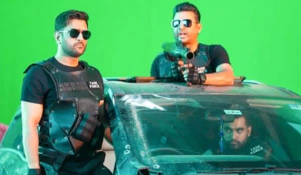 Dhoni-and-Madhavan-in-action-mode-for-publicity