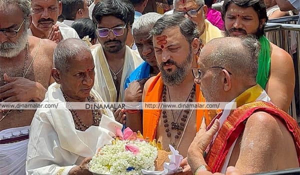 Ilaiyaraaja-donates-diamond-crown,-gold-necklace,-sword-to-Kollur-Mookambika-Temple