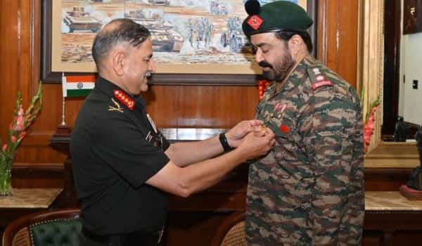 Mohanlal-meets-Indian-Army-Chief-General