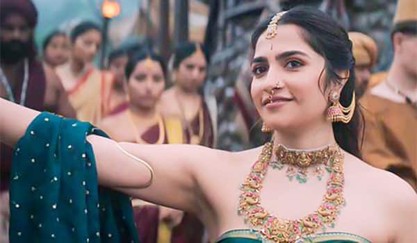 Kantara-Chapter1-Rukmini-Vasanth-becomes-a-national-crush!