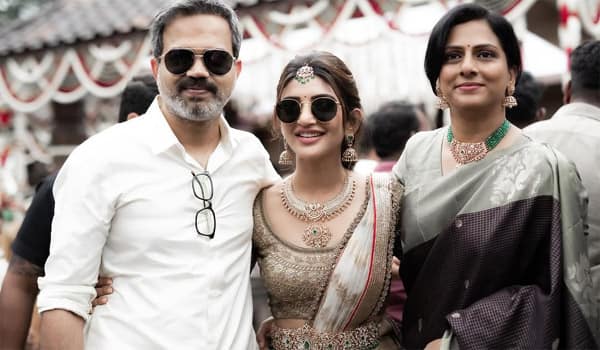 Sreeleela-attends-Bhuvan-Gowdas-wedding:-Mass-Jathara-actor-shares-photos-with-KGF-director-Prashanth-Neel