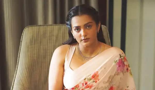 Im-not-used-to-acting-in-real-life!-Parvathy-Thiruvothu-says