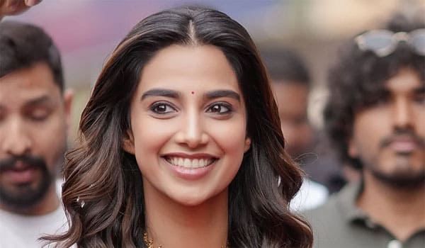 They-are-spreading-a-rumor-about-me-every-month!-Meenakshi-Chaudhary-expresses-anger