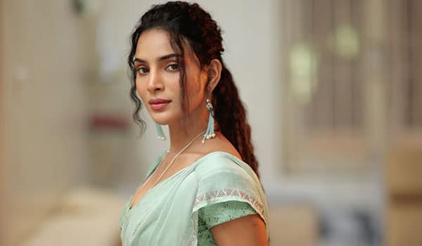 New-actress-to-debut-in-Tamil-with-Retta-Thala