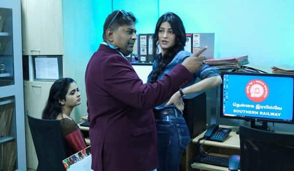 Kannakuzhikara-sung-by-Shruti-Haasan-in-Train
