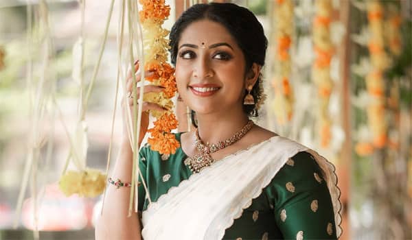 Navya-Nair-is-getting-ready-to-direct-a-film