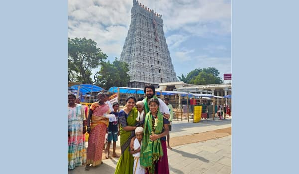 Sivakarthikeyan-had-darshan-of-Lord-Shiva-at-the-Murugan-temple-in-Tiruchendur-with-his-family.