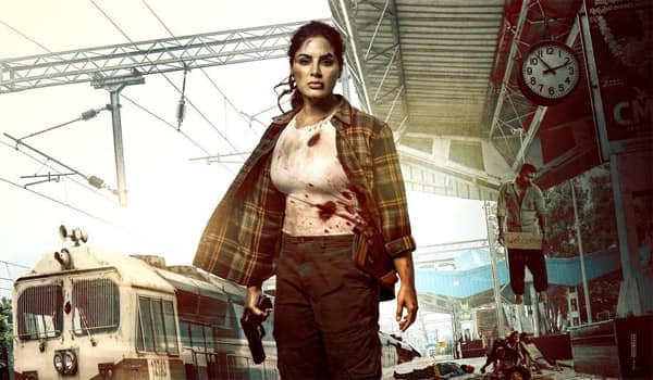 Samyukta-performs-a-stunt-without-wearing-dupes