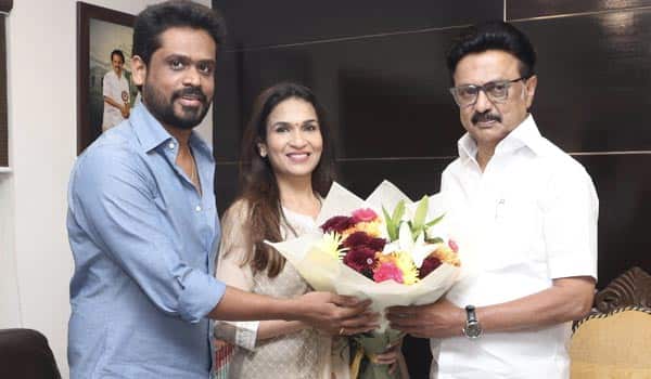 Rajinikanth-daughter-meets-the-Chief-Minister
