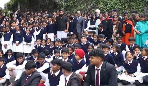Sasikumar-went-back-to-the-school-where-he-studied.