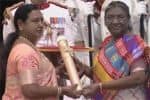 விஜயகாந்த்திற்கு பத்மபூஷண் விருது : மனைவி பிரேமலதா பெற்றார்