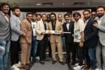 ராம் சரணுக்கு கிரிக்கெட் பேட்டை பரிசாக வழங்கிய இங்கிலாந்து ரசிகர்கள்