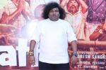 மறைந்த இயக்குனர் குடும்பத்துக்கு நிதி உதவி: மேடையிலே செக் கொடுத்தார் யோகி பாபு