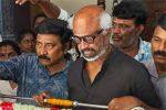 ''பாரதிராஜா குழந்தை மாதிரி'' - ரஜினி; நடிகர் கமலும் நேரில் அஞ்சலி