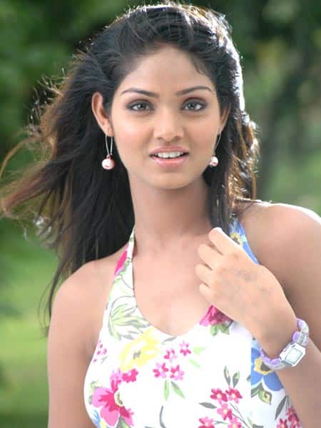 தீபா சாரி