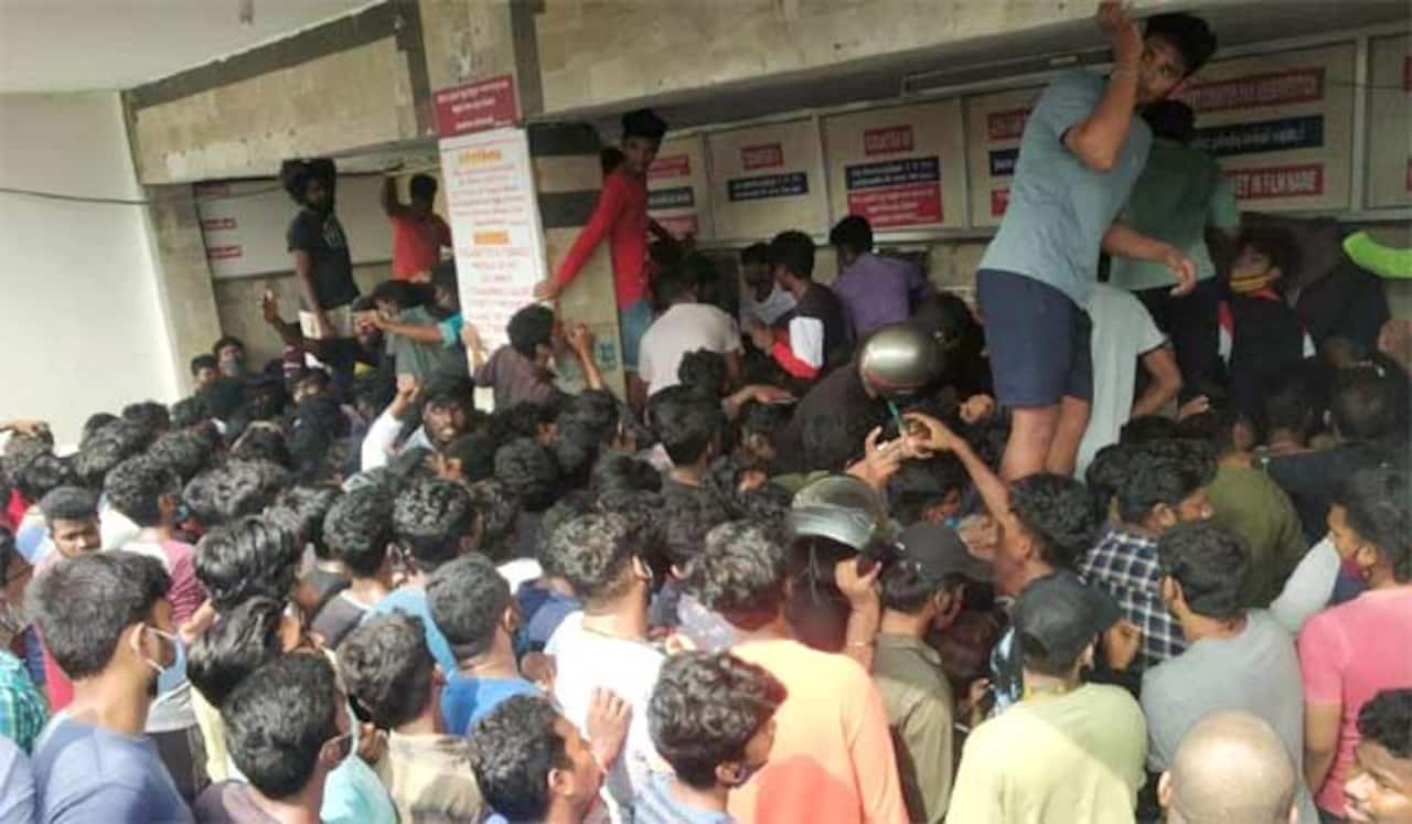 மாஸ்டர் முன்பதிவு - கொரோனாவை பொருட்படுத்தாத ரசிகர்கள்