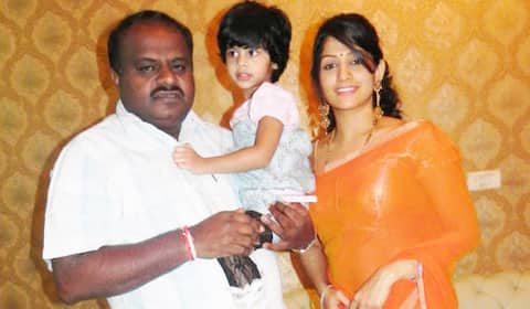 குட்டி ராதிகாவா யார் அது? - முன்னாள் முதல்வர் குமாரசாமி கோபம்