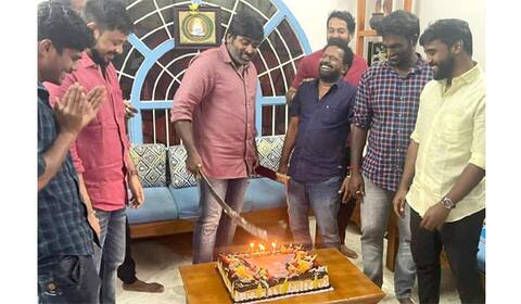 பட்டாக் கத்தியில் கேக் வெட்டி பிறந்தநாள் கொண்டாட்டம் : வருத்தம் தெரிவித்த விஜய் சேதுபதி