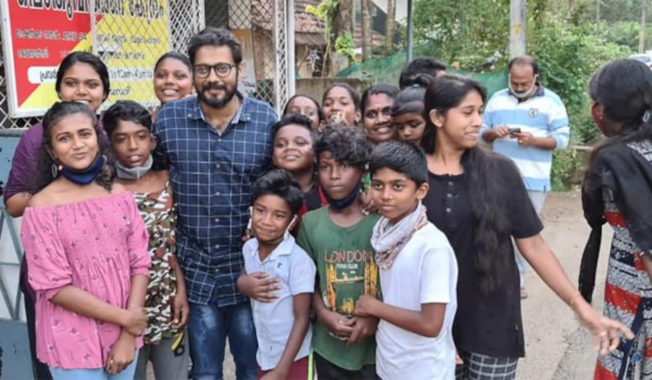 மனிதாபிமான செயல்பாடு : நடிகர் பாலாவுக்கு கவுரவ டாக்டர் பட்டம்