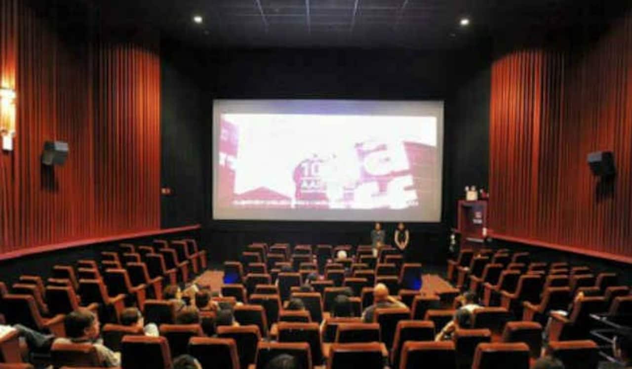 தியேட்டர்களில் கூடுதல் இருக்கைகளுக்கு மத்திய அரசு அனுமதி