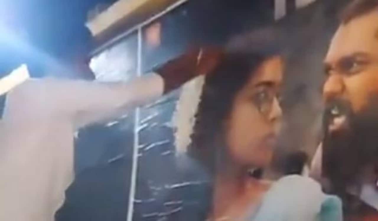 ராஷ்மிகா கட்-அவுட்டுக்கு பூச்சூடிய ரசிகர்