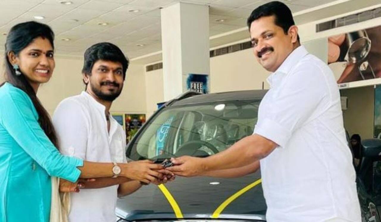 தேசிங் பெரியசாமி தம்பதிக்கு கார் பரிசளித்த தயாரிப்பாளார்