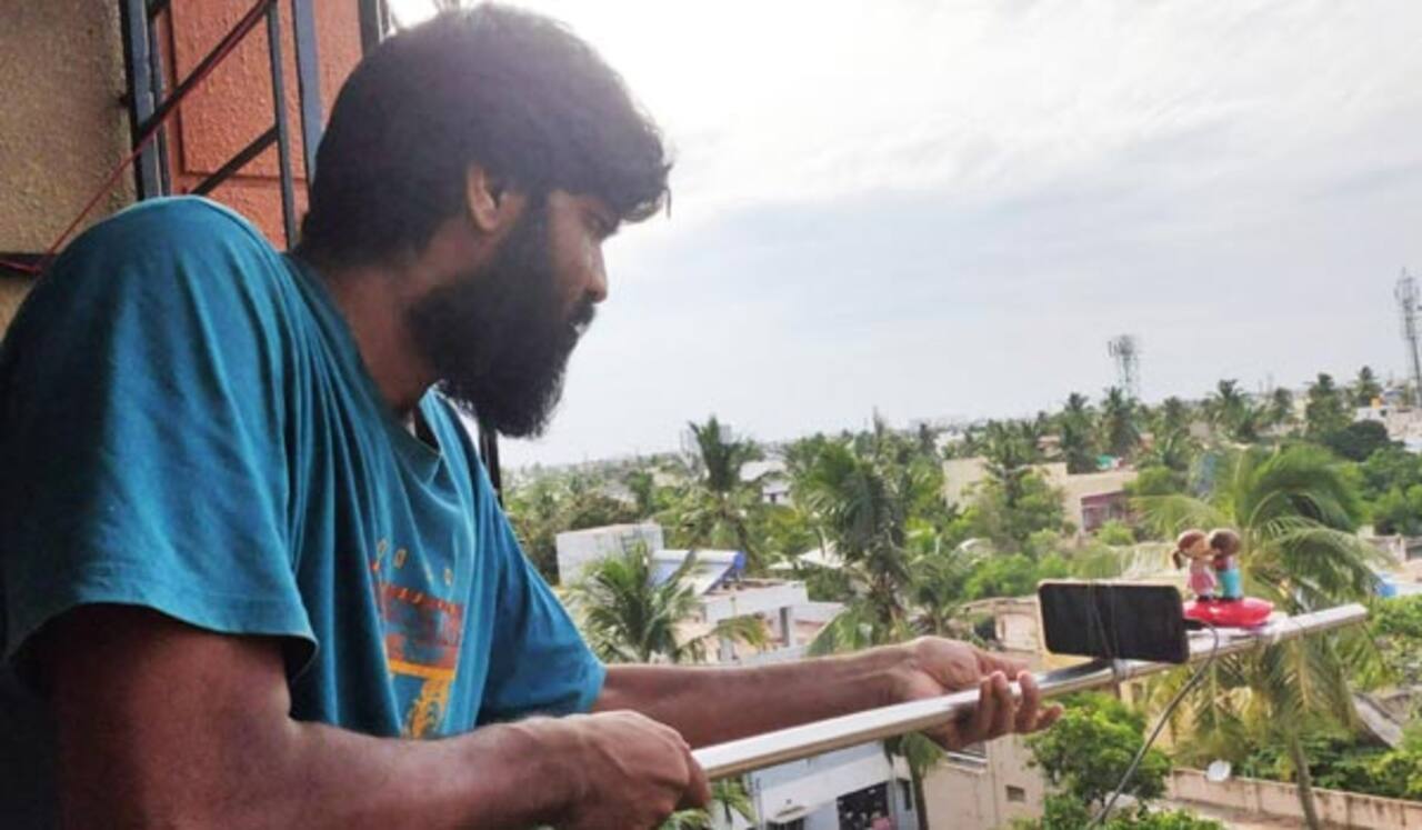 பொம்மைகளை வைத்து வீடியோ பாடல் உருவாக்கிய ஒளிப்பதிவாளர்