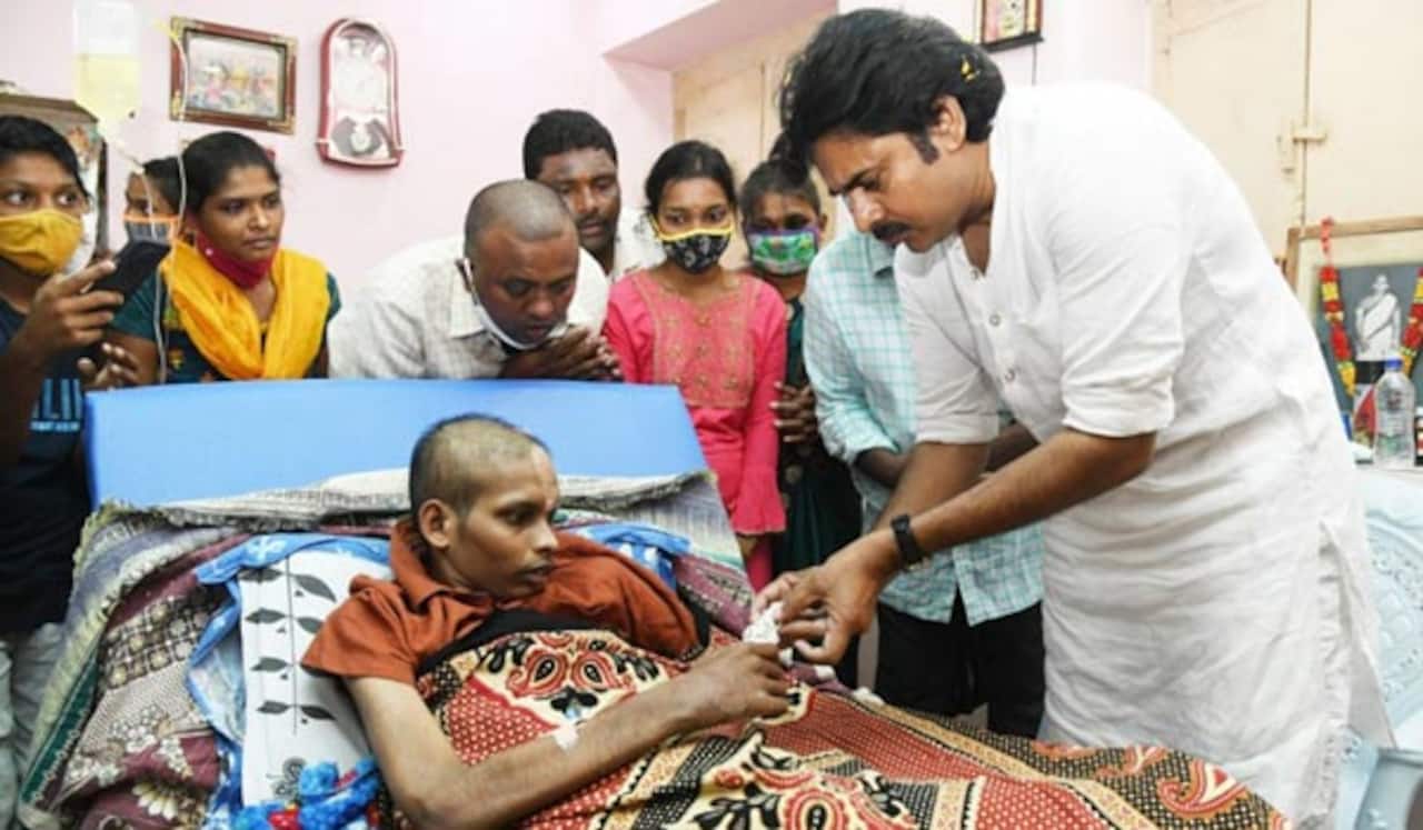 புற்று நோய் பாதித்த ரசிகரை நேரில் சந்தித்து உதவிய பவன் கல்யாண்
