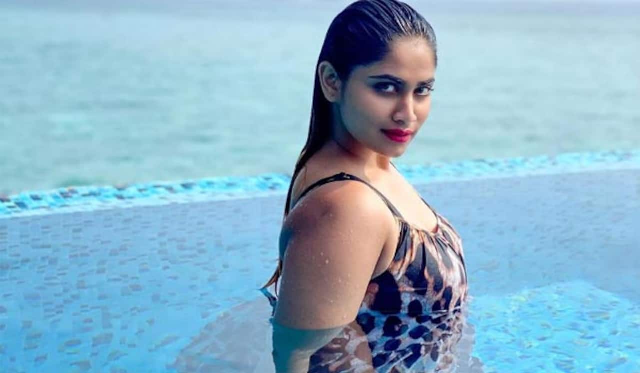 மாலத்தீவில் நீச்சல் உடையில் ஷிவானி