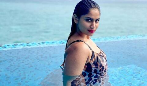 மாலத்தீவில் நீச்சல் உடையில் ஷிவானி