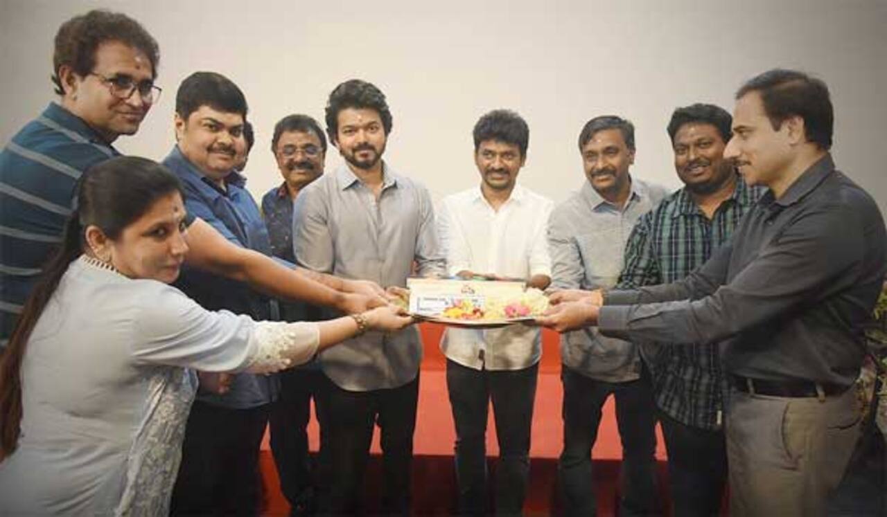 விஜய் 65 பூஜையுடன் ஆரம்பம் : ஹேண்ட்சம் லுக்கில் விஜய்