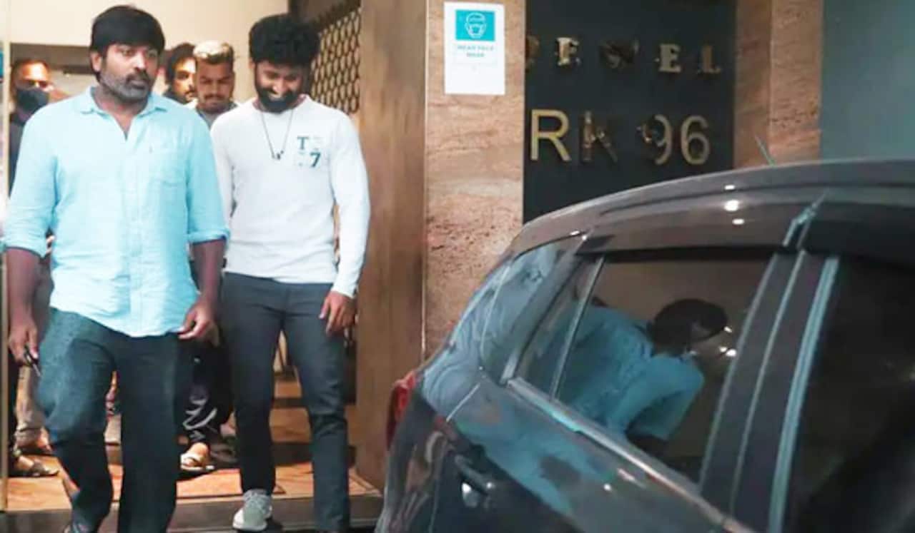 மகேந்திரன் வீட்டுக்கு சென்று வாழ்த்திய விஜய்சேதுபதி