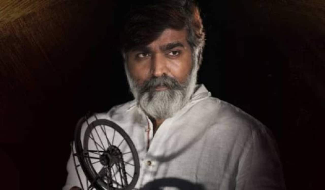வெற்றிமாறனின் விடுதலை- போஸ்டரை வெளியிட்ட விஜயசேதுபதி