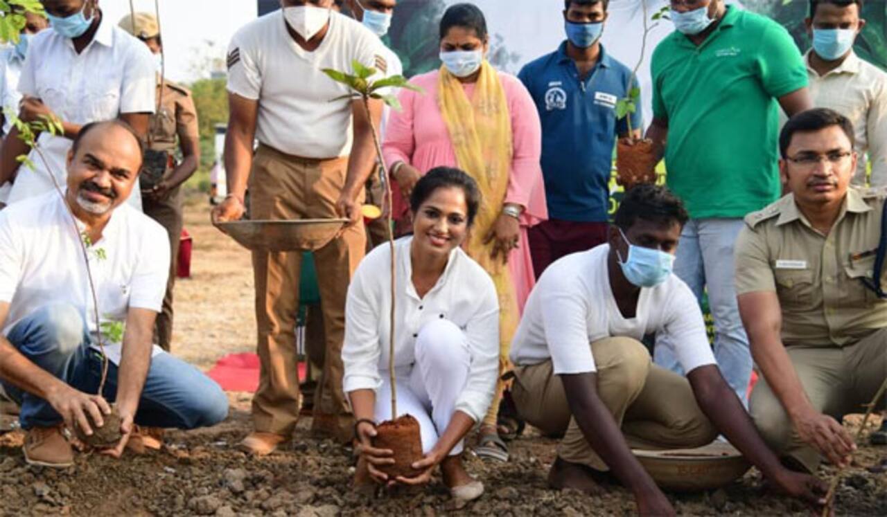 விவேக் நினைவாக போலீசாருடன் இணைந்து மரக்கன்று நட்ட ரம்யா பாண்டியன்
