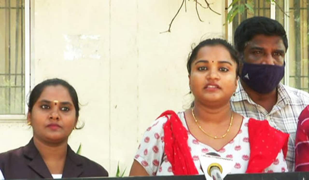 நிர்வாண படம் எடுத்து மிரட்டல்: துணை இயக்குனர் மீது டிவி நடிகை புகார்