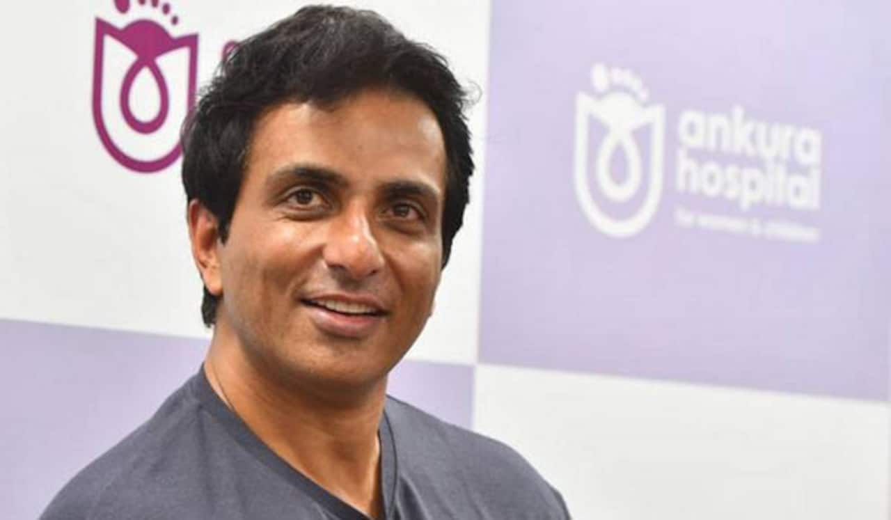 கொரோனா நோயாளியை காப்பாற்ற ஆம்புலன்ஸ் விமானம் அனுப்பிய சோனுசூட்