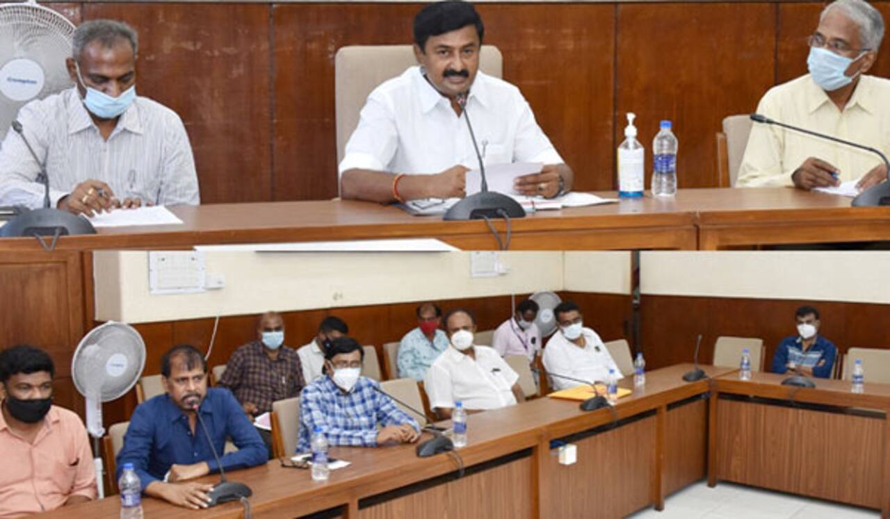 படப்பிடிப்புக்கு அனுமதி: அமைச்சருடன் திரையுலகினர் ஆலோசனை
