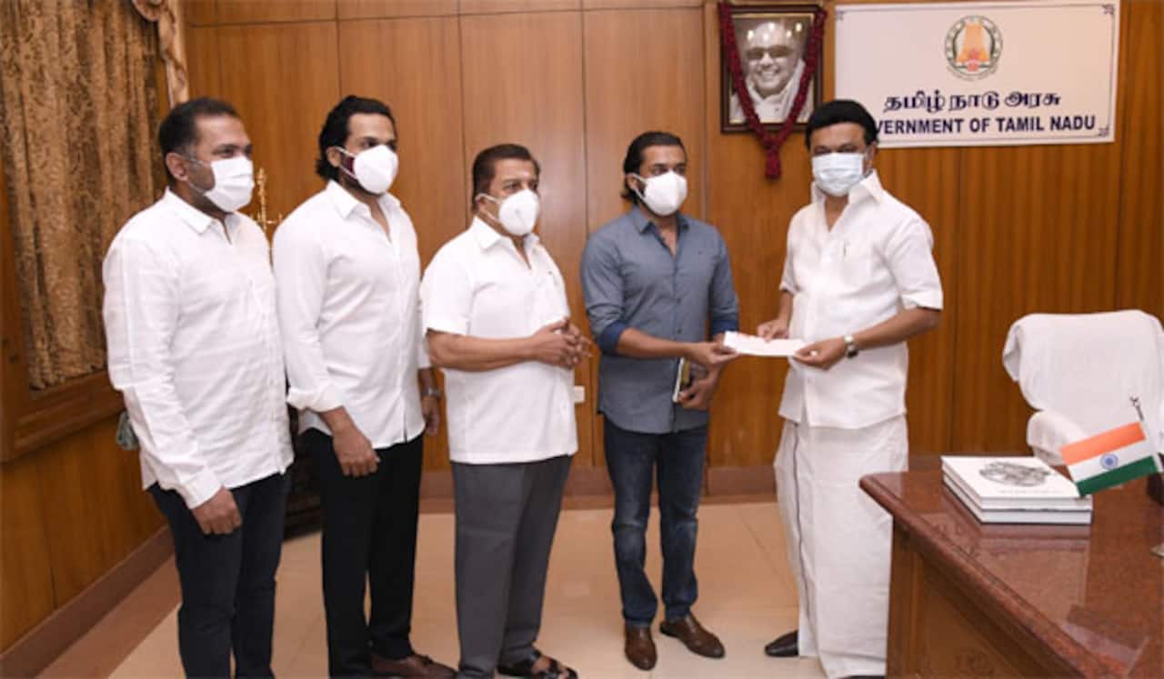 கொரோனா தடுப்புக்கு முதல்வரிடம் ரூ.1 கோடி நிதி வழங்கிய நடிகர் சிவகுமார் குடும்பம்