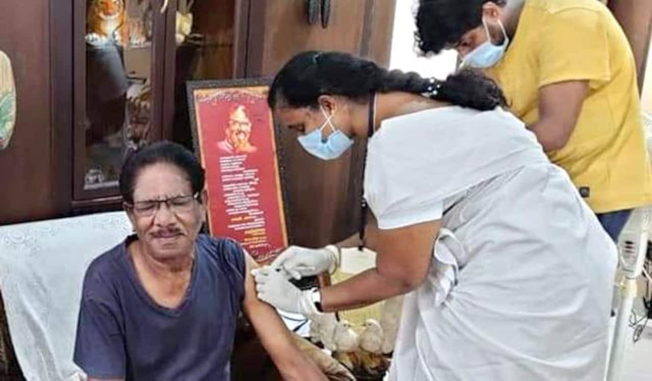 கொரோனா தடுப்பூசி போட்டுக்கொண்ட பாரதிராஜா